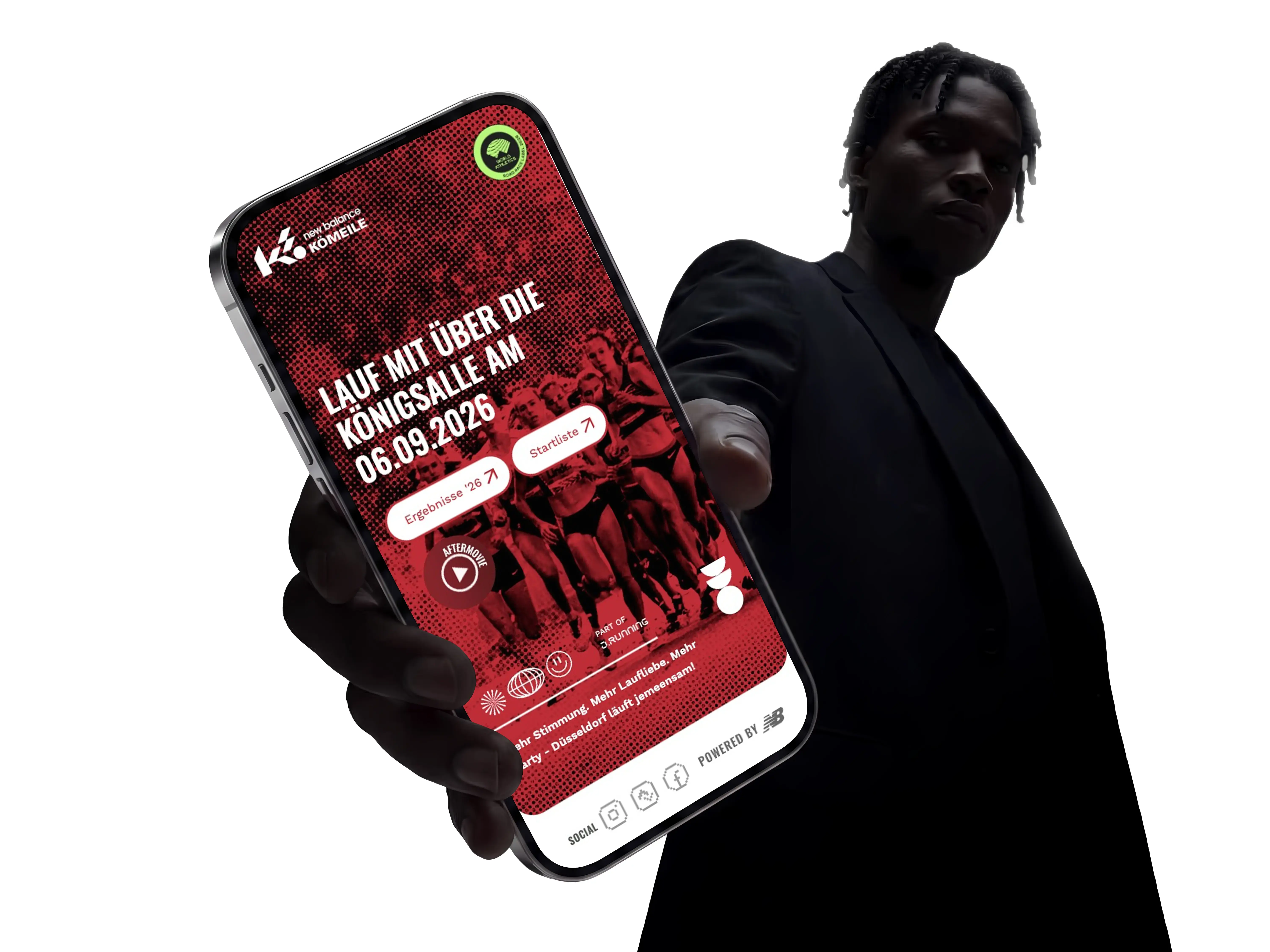 A person in black holding a phone with the New Balance Kö Meile site: red halftone race imagery, the headline Lauf mit über die Königsallee, and buttons for results and the start list.